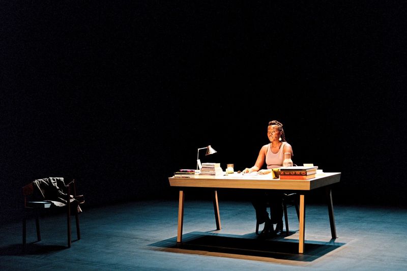 Kunstgeschichte aus Sicht einer schwarzen Frau: Alice Diops Theaterdebüt