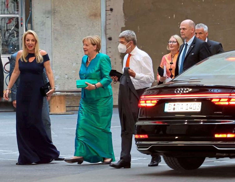 Festspielpräsidentin Kristina Hammer 2022 mit Deutschlands Altkanzlerin Angela Merkel und Joachim Sauer während der Salzburger Festspiele.