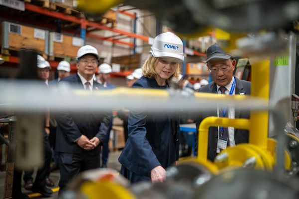 Au-enministerin-in-China-Roboter-Wiener-Kaffee-und-ein-Fu-ballmatch-in-Schanghai