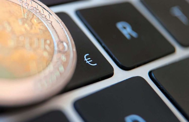 Zwei-Euro-Münze auf einer Tastatur