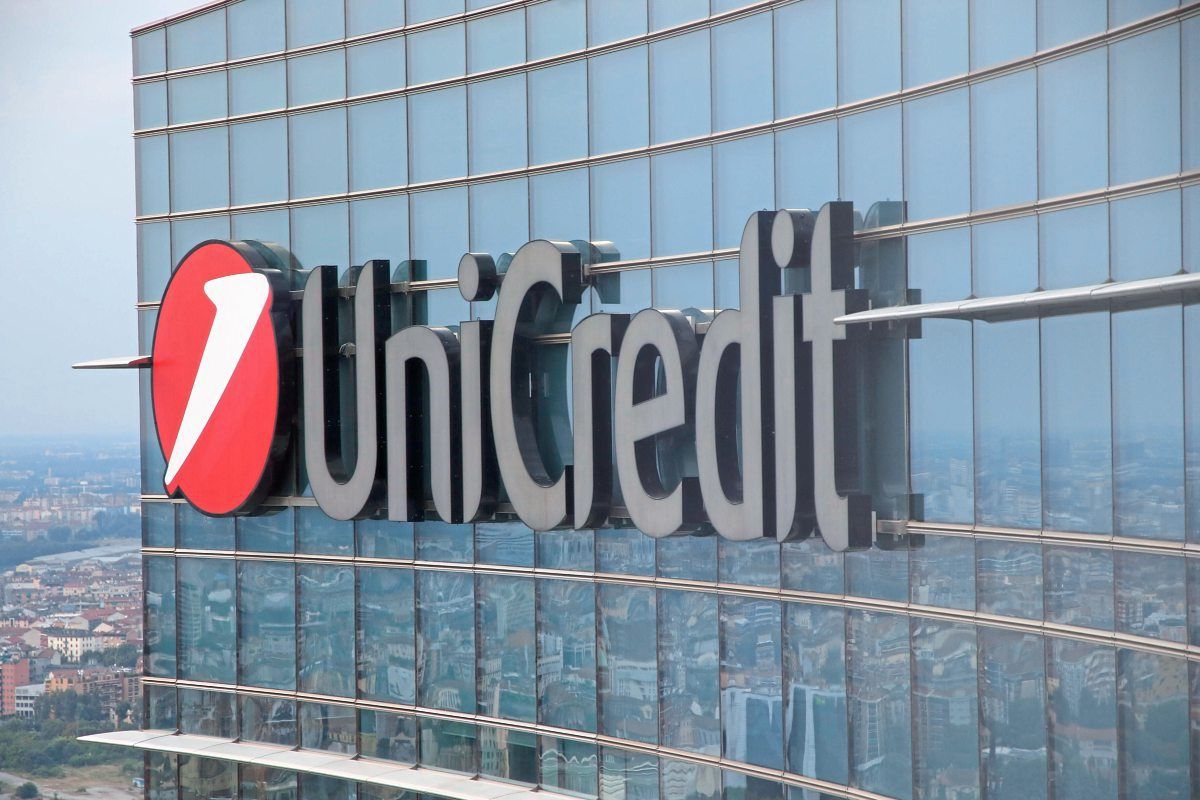 Unicredit банк сайт. ЮНИКРЕДИТ. ЮНИКРЕДИТ логотип. UNICREDIT Bank Германия. ЮНИКРЕДИТ банк здание.