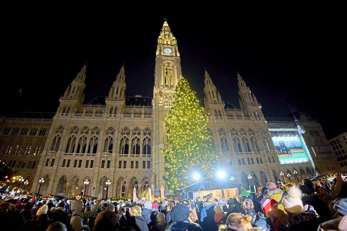 Christkindlmarkt Und Fahrgeschäfte Am Wiener Rathausplatz Eröffnet ...