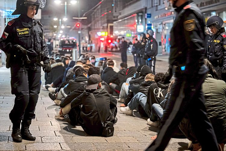 Aufgrund von Randalen ist die Polizei am späten Abend des 31. Oktobers 2022 zu einem Großeinsatz in die Linzer Innenstadt ausgerückt.