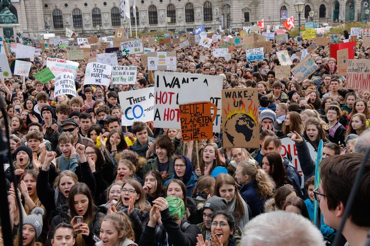 Junge Menschen demonstrieren am Ballhausplatz für mehr Klimaschutz.