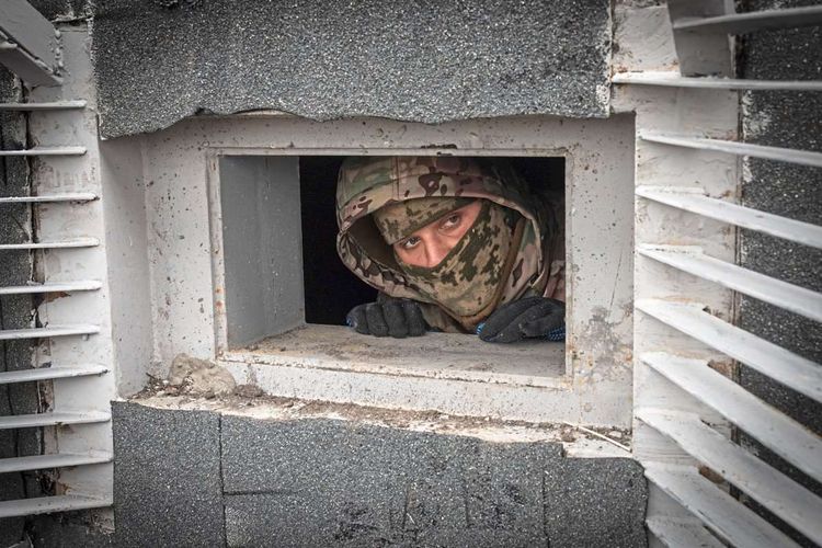 Soldat in einem Bunker.