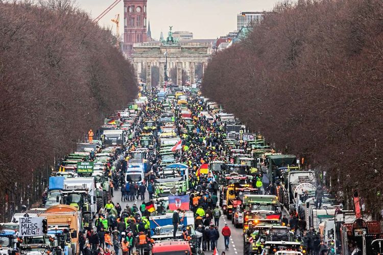 Protestzug von Bauern mit Traktoren in Berlin