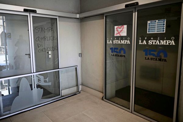 demonstranten-st-rmten-la-stampa-redaktion-34-anzeigen