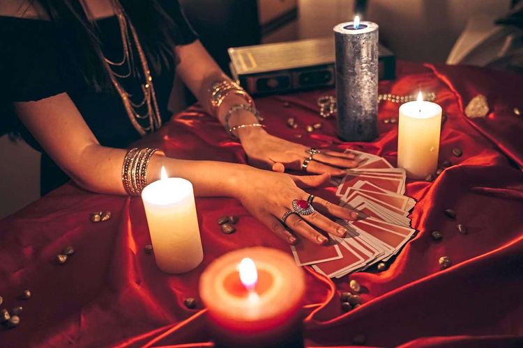 Frauenhände, Karten, Kerzen