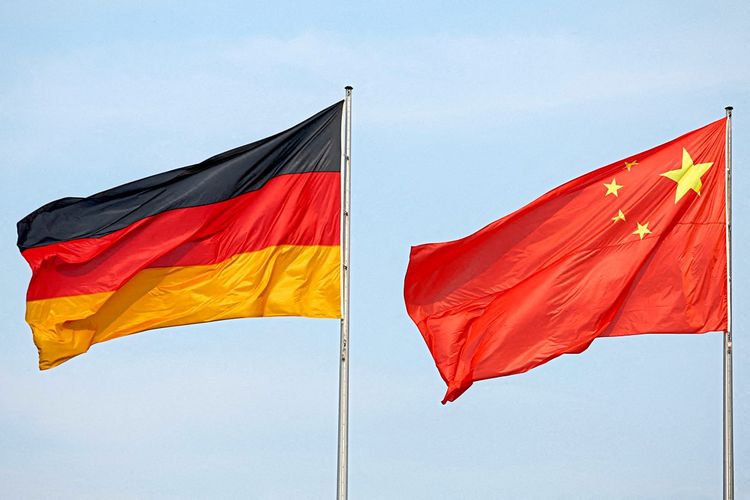Die deutsche und chinesische Flagge wehen nebeneinander.