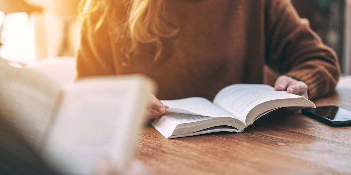 Neuer Datingtrend: Was ist der Book-Boyfriend?