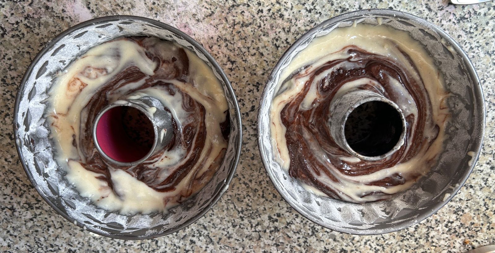 Eine Gabel durch die Teigschichten ziehen. Kuchen ca. 40 Minuten backen.