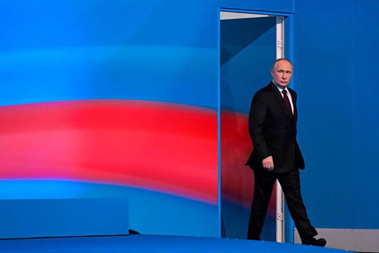 Wladimir Putin betritt einen Saal, um zur Presse zur sprechen.