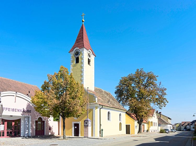 Eine Kirche und eine Raiffeisenkasse in Pernersdorf in Niederösterreich