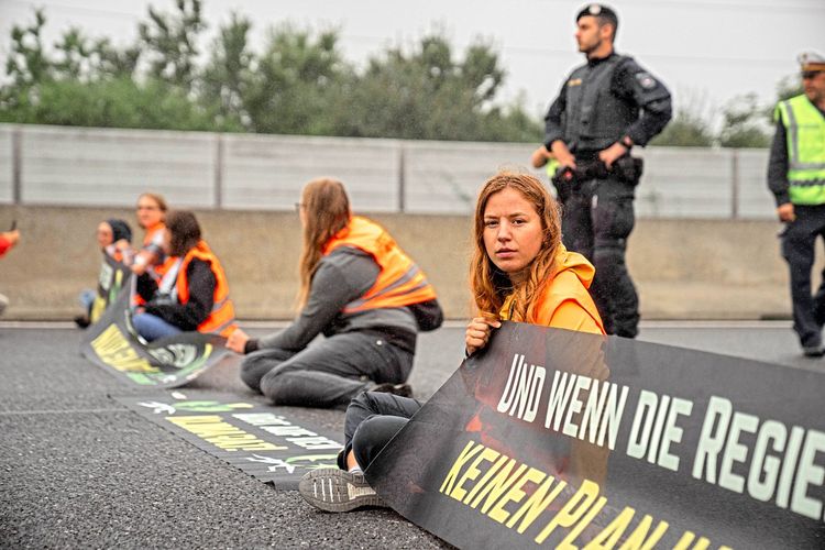 Letzte Generation bei Autobahn-Blockade in St. Pölten