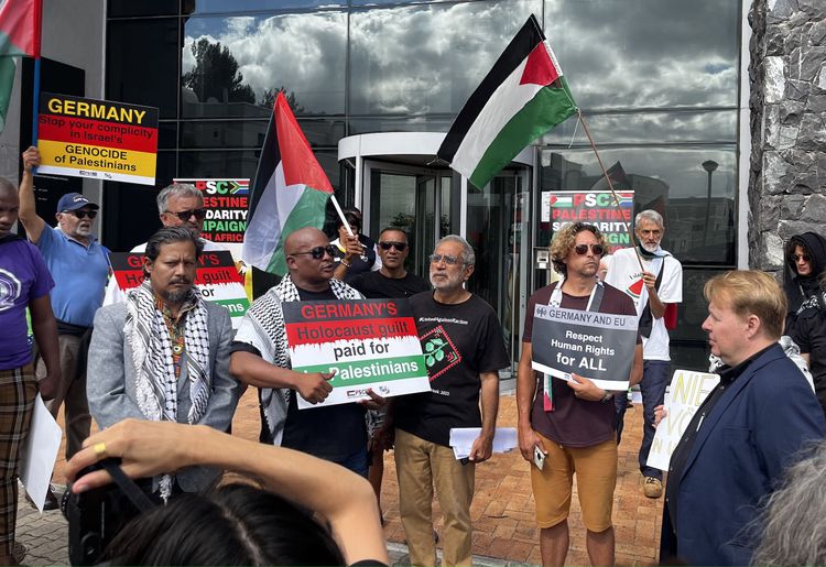 Eine pro-palästinensische Kundgebung vor dem deutschen Konsulat in Kapstadt.