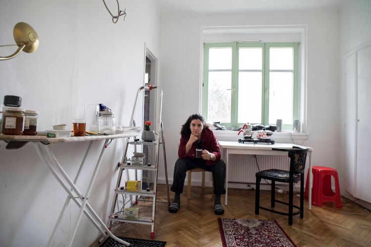 Ein Screenshot ihres Lebens: Rapperin Esra Özmen in ihrer Gemeindebauwohnung in Wien-Ottakring.