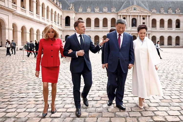 Brigitte Macron und ihr Mann, Frankreichs Präsident Emmanule Macron, daneben Chinas Präsident Xi Jingping und seine Frau. 