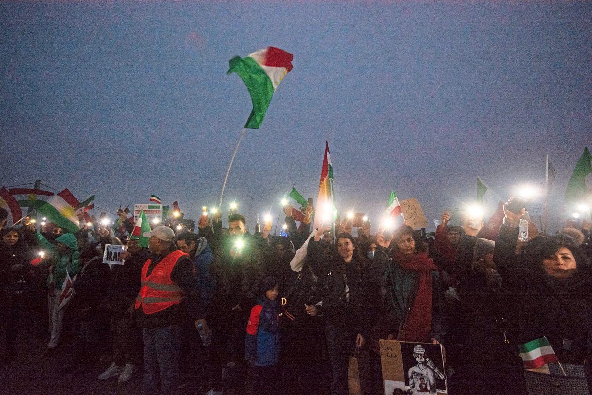 Proteste Im Iran: Sechstes Todesurteil Verhängt, Iranische Spieler ...