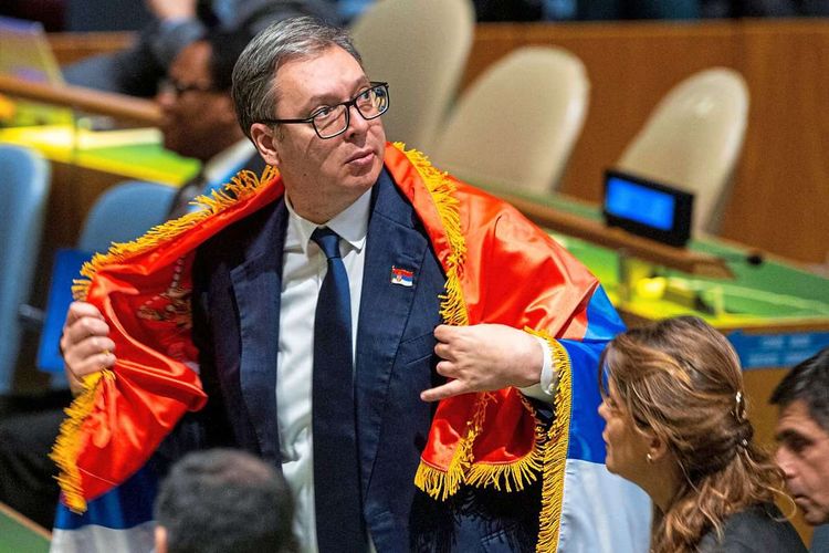 Aleksandar Vučić mit umgehängter serbischer Flagge