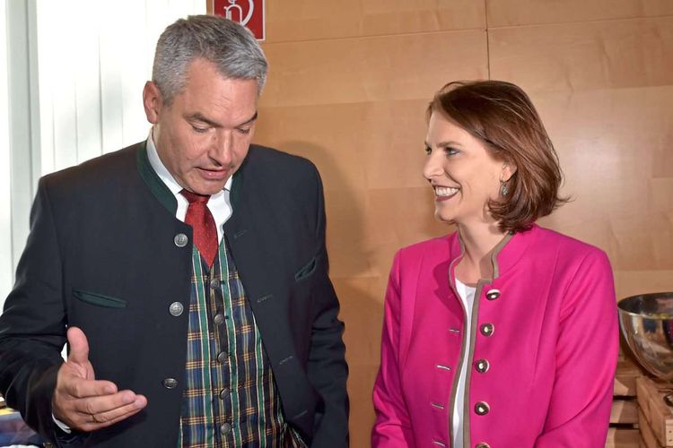Bundeskanzler Karl Nehammer (ÖVP) und EU-Ministerin Karoline Edtstadler (ÖVP)