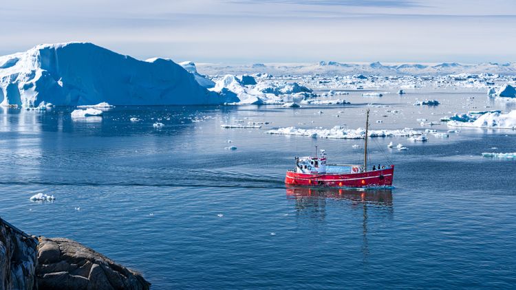 Bei unserer Reise im Juni 2023 nach Ilulissat/Grönland waren wir von den imposanten Eisbergen zutiefst beeindruckt. Das rote Schiff gibt dem Bild den passenden Kontrast. 