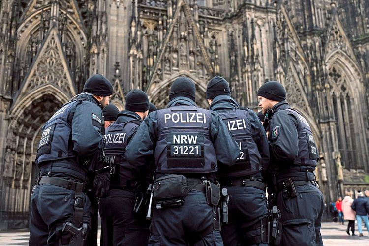 Mehrere Polizisten vor dem Kölner Dom.