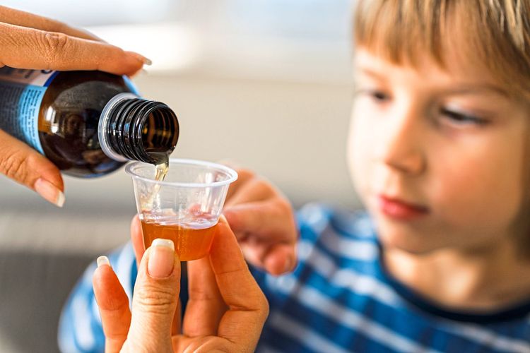 Wer seinem Kind ein Schmerzmittel gibt, muss auf die richtige Dosierung achten. Eine Überdosierung kann schwerwiegende Folgen haben – aber auch zu wenig ist nicht gut.