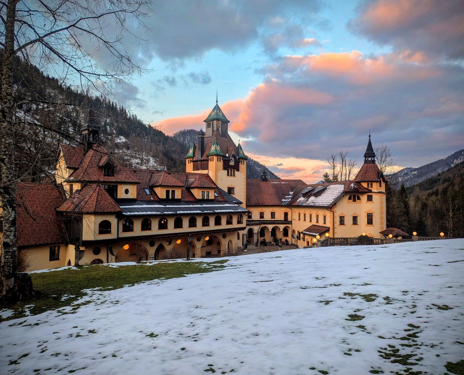 Ein historisches Gebäude in einer alpinen Landschaft