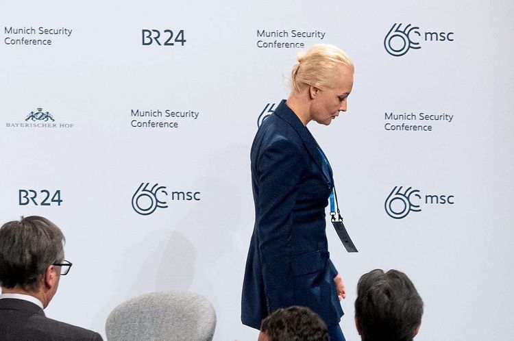 Julija Nawalnaja, Ehefrau von Alexej Nawalny, nimmt an der Sicherheitskonferenz teil und geht über die Bühne.