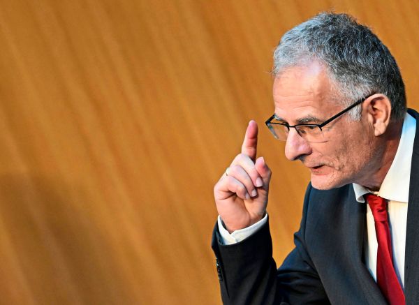 Politiker-in-den-Medien-Finanzminister-Marterbauer-vor-Kanzler-Stocker-und-Vize-Babler