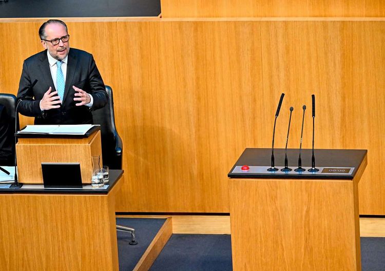 Alexander Schallenberg spricht im Nationalrat von der Regierungsbank, daneben ein leeres Rednerpult der Abgeordneten.