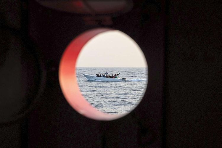 Boot mit Migrant:innen im Meer