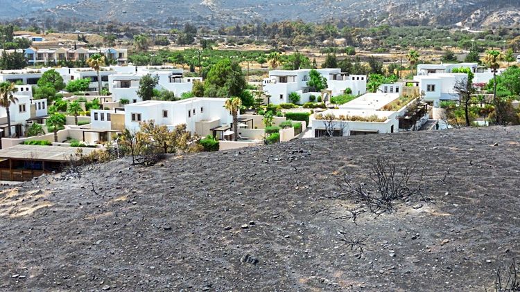 Schäden durch Waldbrände und intakte Ferienunterkünfte bei Lardos auf Rhodos