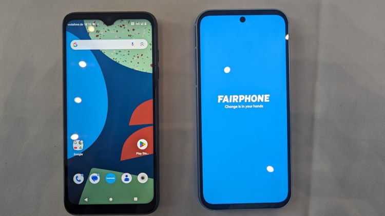 Das Fairphone 4 im Vergleich mit dem Fairphone 5.