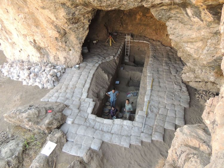 Höhle im Zagros-Gebirge, Fachleute stehen in einem ausgehobenen Bereich.