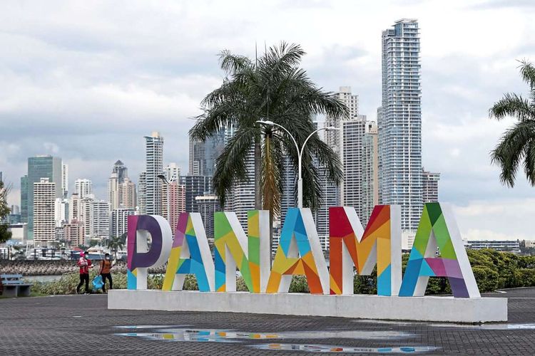 Panama-Logo vor der Skyline