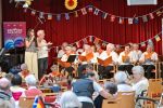 Armbänder und Singnachmittag: Wie sich Alt und Jung auf den Song Contest einstimmen