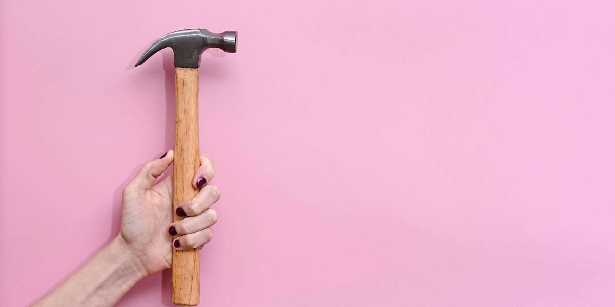 IT-Probleme und Regale montieren: Ist es unfeministisch, sich vom Partner helfen zu lassen?