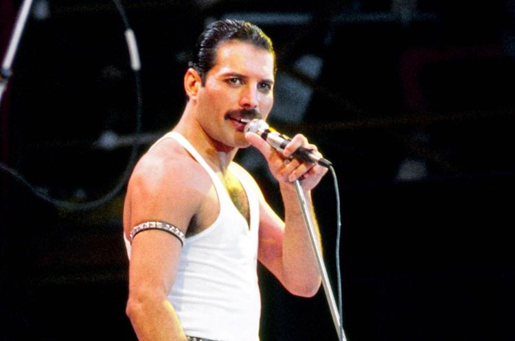 Freddie Mercury von der Band Queen beim Live-Aid-Konzert