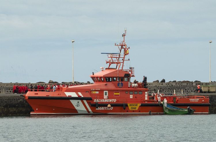 Vor den Kanaren ist ein Flüchtlingsboot gesunken, mehr als 20 Personen wurden von der Küstenwache gerettet.