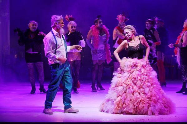 -Leonce-und-Lena-kehren-in-den-Kammerspielen-aus-der-Pension-zur-ck