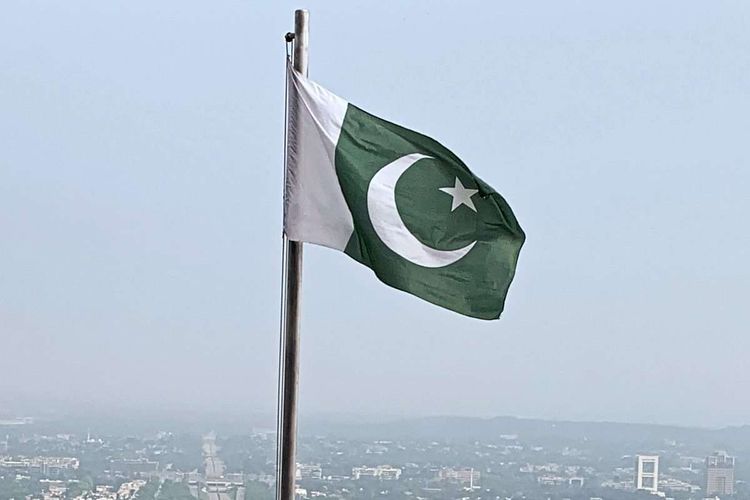 Pakistanische Flagge über Panorama der Stadt Islamabad