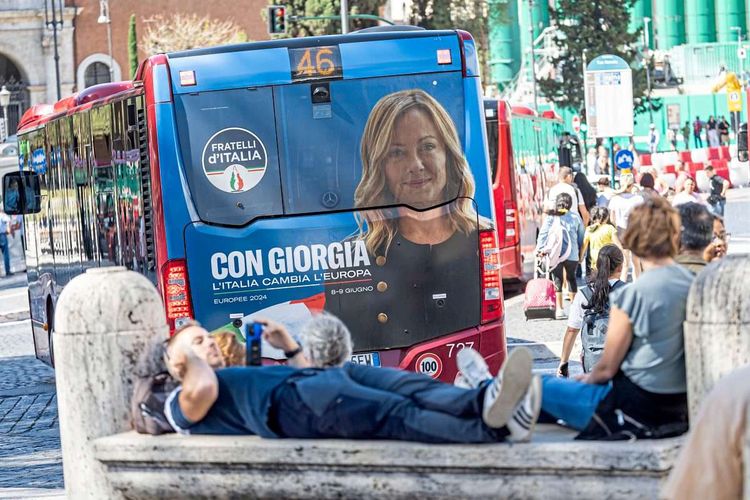 Bus mit EU-Wahlkampfslogan der Fratelli d'Italia.