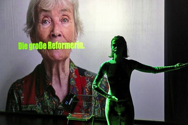 Performance-auf-Hochtouren-Die-Theatermacherinnen-am-Petersplatz