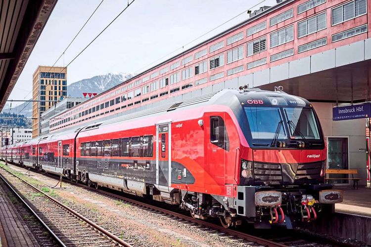 Ein neuer Railjet-Schnellzug der ÖBB im Bahnhof Innsbruck, vorerst nur im Italien-Verkehr im Einsatz.
