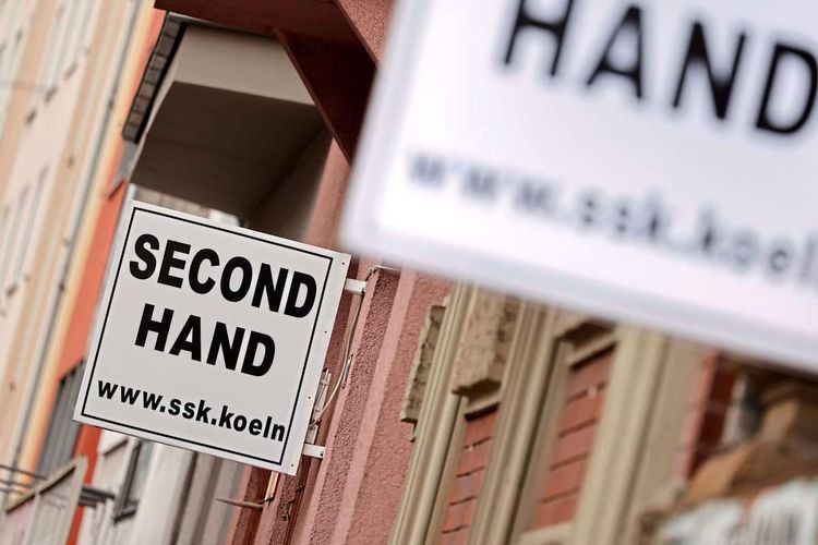 Ein Schild Second Hand am Second Hand Store der Sozialistischen Selbsthilfe Köln