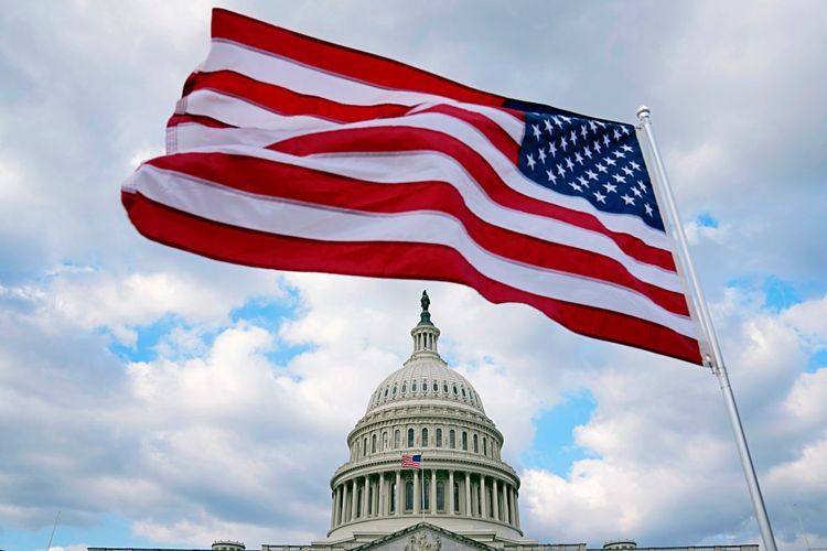Die US-Flagge vor dem Kapitol in Washington DC.