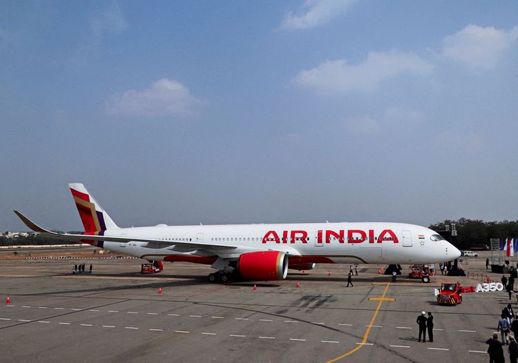 Ein Air-India-Flugzeug des Modells Airbus A350 steht auf dem Vorfeld des Begumpet-Flughafens in Hyderabad, Indien, während der Wings India 2024 am 18. Januar 2024. Im Hintergrund ist der blaue Himmel sichtbar.