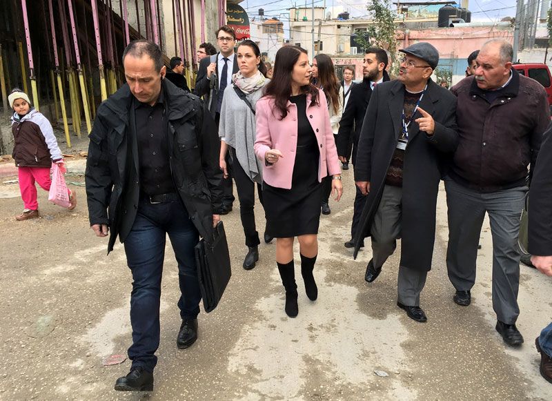 Duzdar verweigert Kopftuch und trifft PalästinenserRegierung Nahost