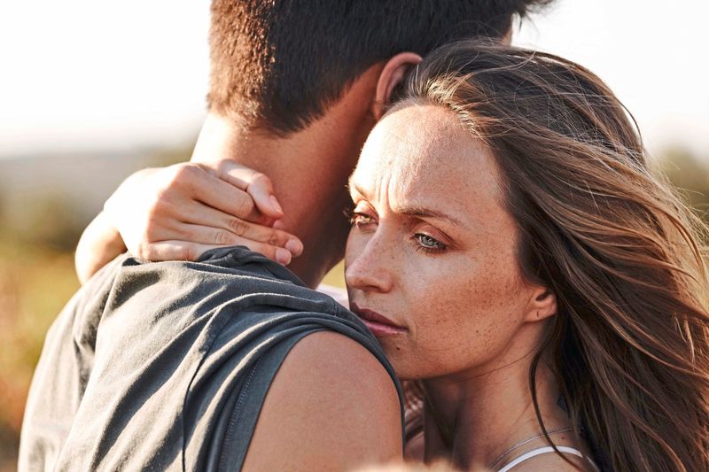 Bindungsangst: Warum manche Menschen Nähe sabotieren, wenn es ernst wird